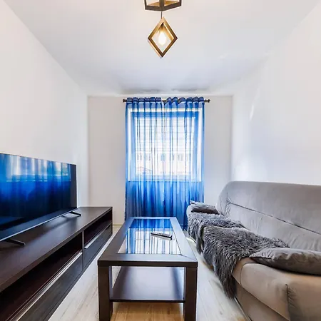 Cozy New Town Apartment- Centre
